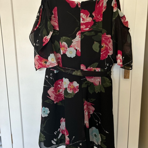 Black floral romper by Guess Size 4 - Picture 3 of 5